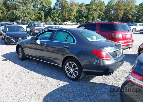 2016 Mercedes-Benz C 300 4Matic z USA, uszkodzony, nr VIN 55SWF4KB4GU105035